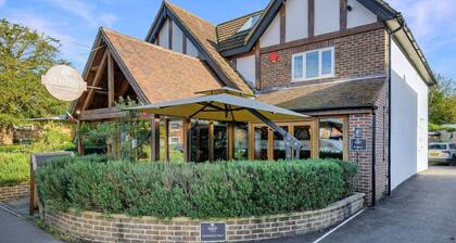 Modern 2 bedroom flat in heart of village with parking & kitchen