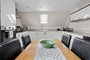 Fridge, microwave, oven, stovetop - Modern 2 bedroom flat in heart of village with parking & kitchen (Hampshire)