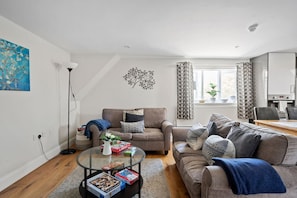 TV - Modern 2 bedroom flat in heart of village with parking & kitchen (Hampshire)