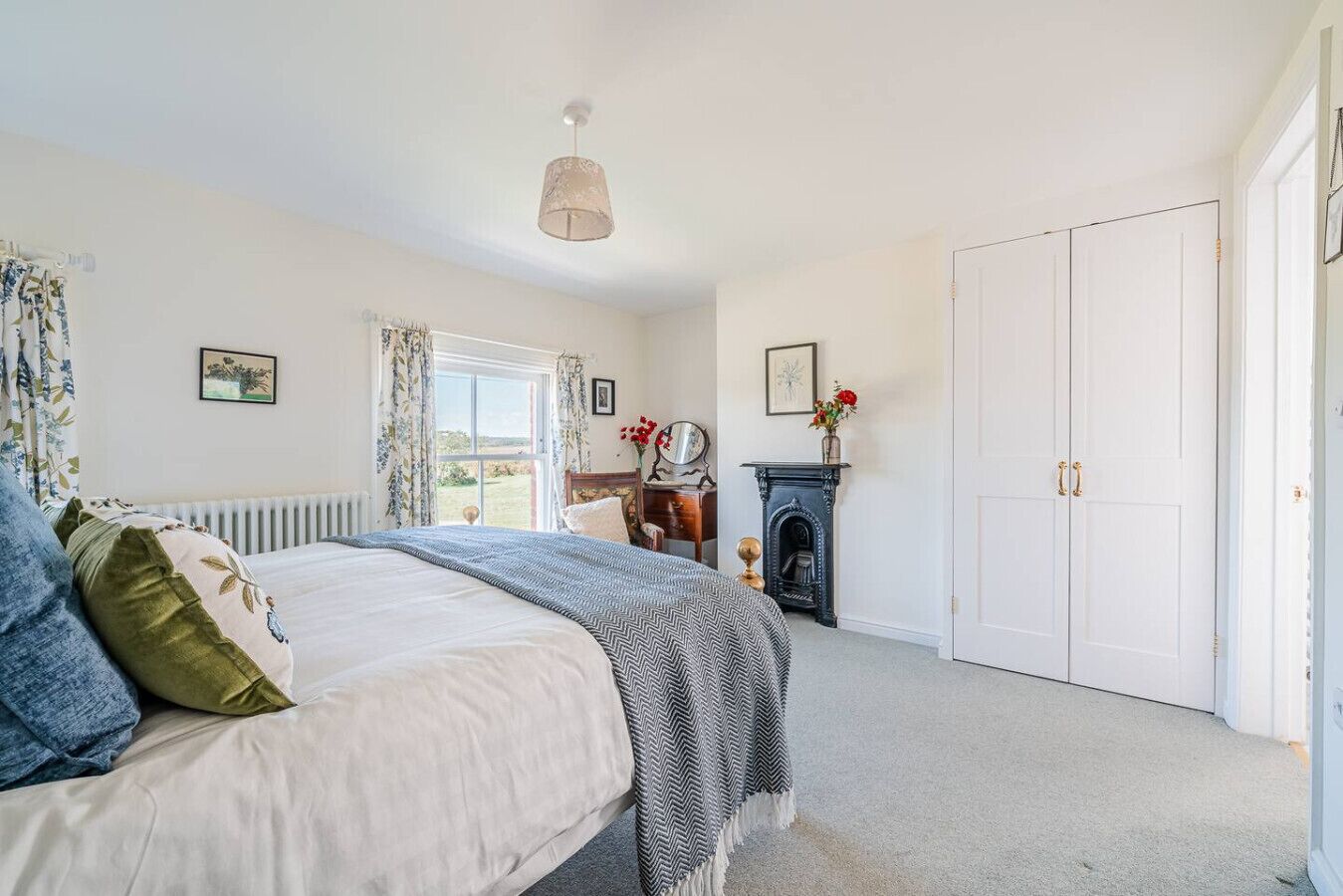 4 bedrooms, desk, iron/ironing board, travel cot