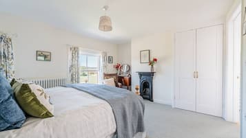 4 bedrooms, desk, iron/ironing board, travel cot