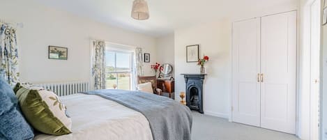 4 bedrooms, desk, iron/ironing board, travel cot