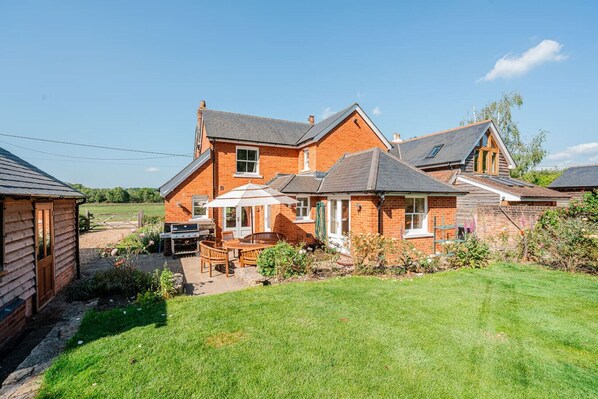 Exterior - Spacious family retreat with large garden and wild ponies (Hampshire)