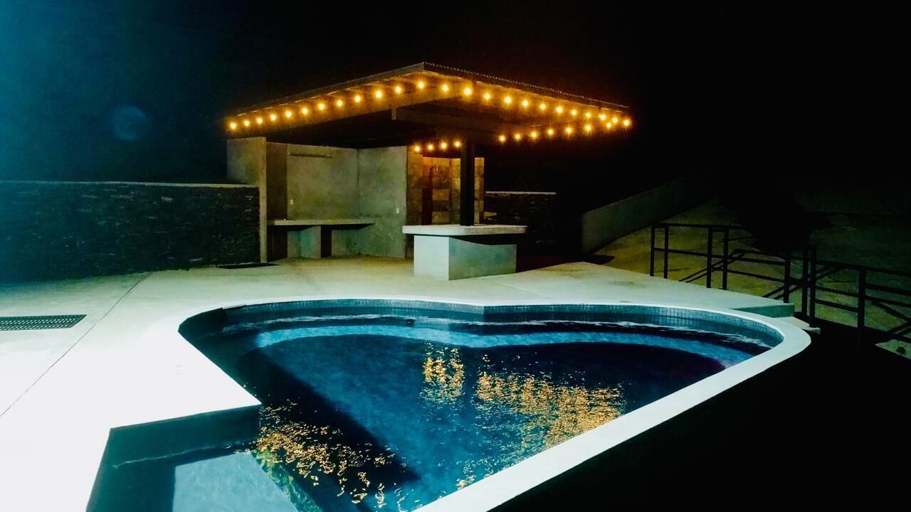 Una piscina al aire libre