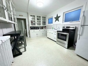 Coffee/tea maker, fridge, microwave, oven - American Adventure AC family beach home (Atlantic City)