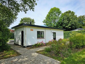 Exterior - Vacation bungalow with large garden in Oostkapelle for rent close to forest and beach! (Oostkapelle)
