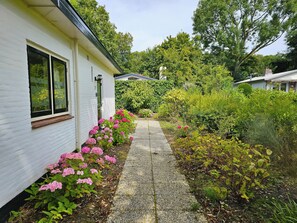 Property grounds - Vacation bungalow with large garden in Oostkapelle for rent close to forest and beach! (Oostkapelle)
