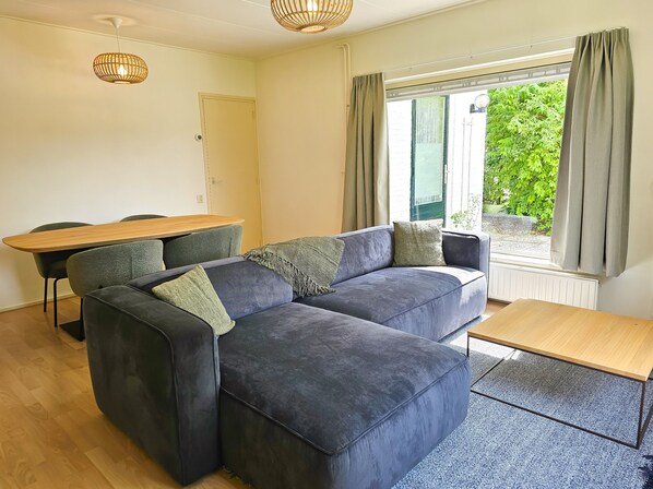 Living area - Vacation bungalow with large garden in Oostkapelle for rent close to forest and beach! (Oostkapelle)