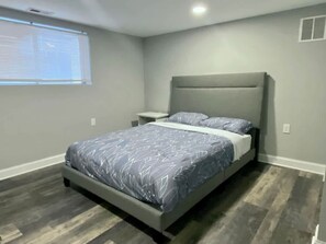 1 habitación, tabla de planchar con plancha, wifi y ropa de cama