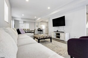 TV, table football, ping pong - Ultimate Beach Tower - Beach Block 11bd Home (Atlantic City)