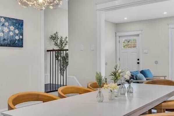 Dining - Montgomery Walkout, Bay & Beach (Atlantic City)