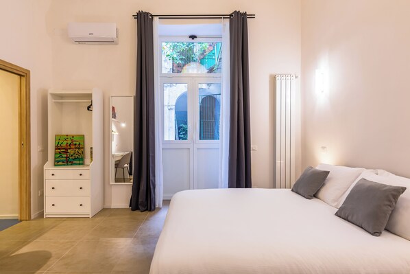 Iron/ironing board, cots/infant beds, free WiFi, bed sheets - Art Apartment at Sanità (Naples)