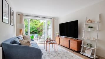 Căn hộ trung tâm thành phố, 4 phòng ngủ, không hút thuốc, sân hiên | Khu phòng khách | Smart TV 40-inch có truyền hình vệ tinh