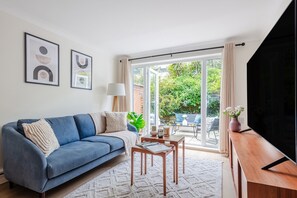 City Apartment, 4 Bedrooms, Non Smoking, Patio | Living area | 40-inch Smart TV with satellite channels - Charming 4BR River Thames & Tate Britain (London)