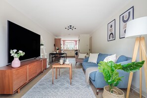 Leilighet – city, 4 soverom, ikke-røyk, terrasse | Oppholdsområde | En 40-tommers smart-TV med Parabol-TV