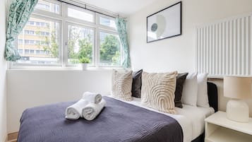 City Apartment, 4 Bedrooms, Non Smoking, Patio | 4 bedrooms, individually decorated, individually furnished, desk
