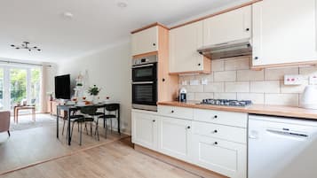 City Apartment, 4 Bedrooms, Non Smoking, Patio | Private kitchen