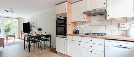 City Apartment, 4 Bedrooms, Non Smoking, Patio | Private kitchen | Full-size fridge, microwave, oven, stovetop