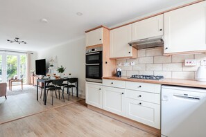 Leilighet – city, 4 soverom, ikke-røyk, terrasse | Eget kjøkken | Kjøleskap, mikrobølgeovn, ovn og kokeplater