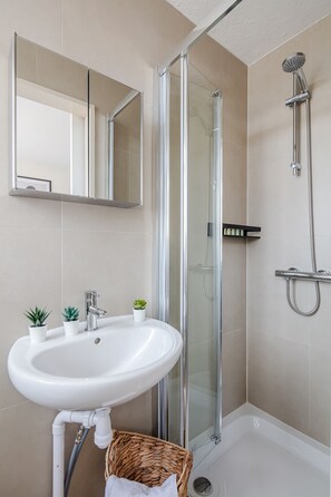 City Apartment, 4 Bedrooms, Non Smoking, Patio | Bathroom