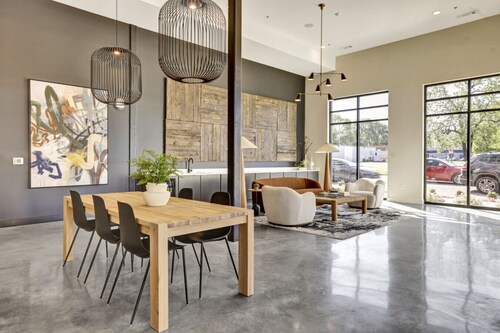 Intimate Flat w/ Pool, Gym, & Stunning City Views