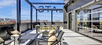 Intimate Flat w/ Pool, Gym, & Stunning City Views