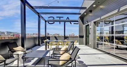Intimate Flat w/ Pool, Gym, & Stunning City Views