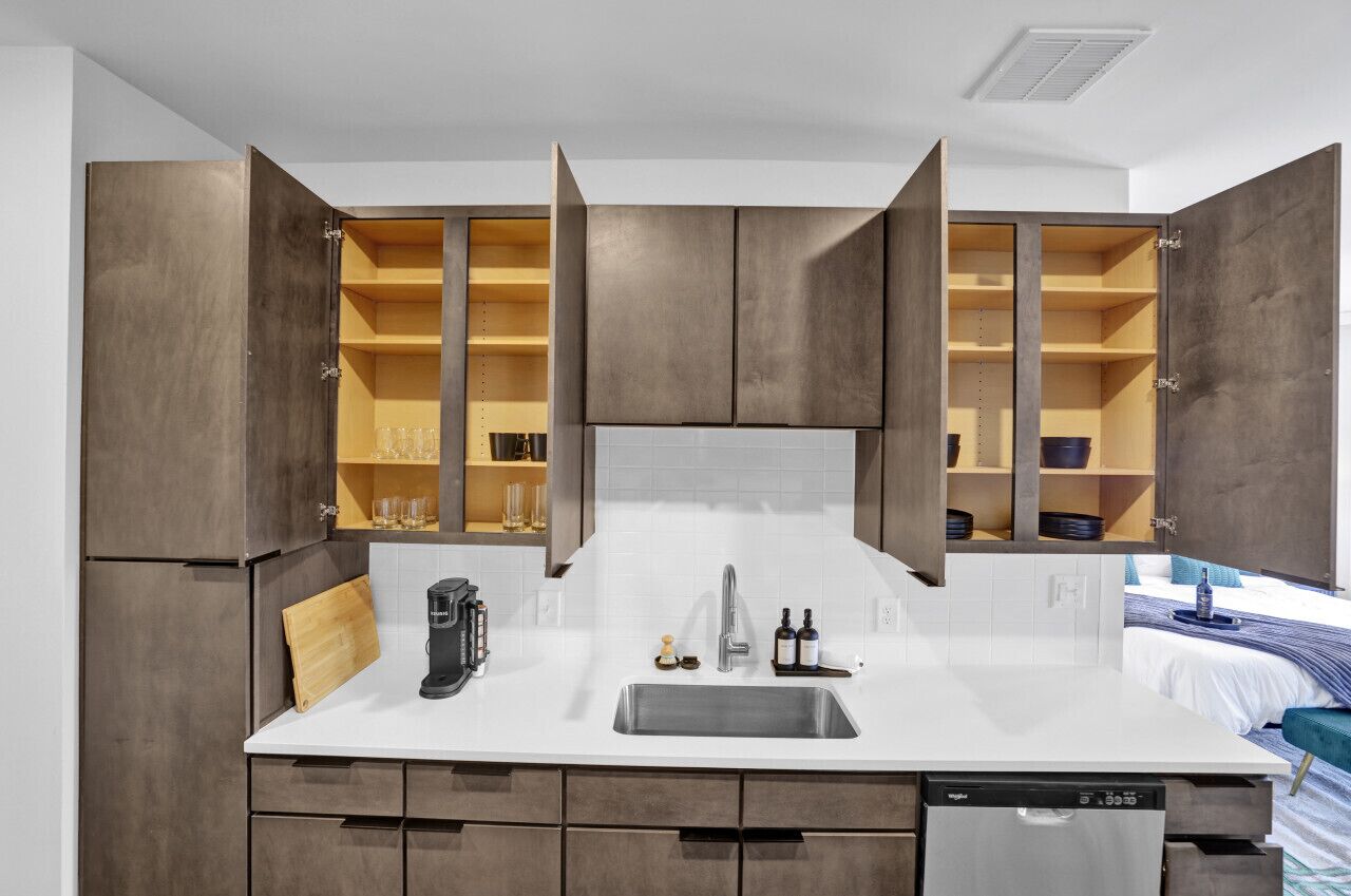 冷蔵庫、電子レンジ、オーブン、コンロ