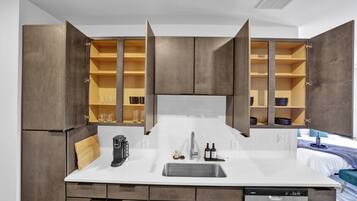 Frigorifero, microonde, forno, piano cottura