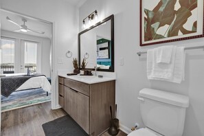 Een haardroger, handdoeken, toiletpapier