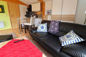 Smart TV, lareira, mesa de pingue-pongue