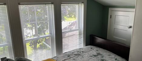 4 bedrooms, desk, iron/ironing board, free WiFi