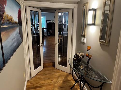 Enjoy cottage living. Just a short walk away from the beach!