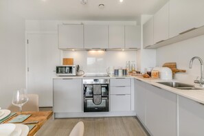 電子レンジ、オーブン、食器洗い機、ハイチェア