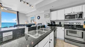 Réfrigérateur, micro-ondes, four, plaque de cuisson