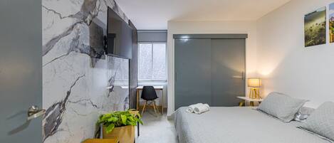 2 bedrooms, in-room safe, desk, iron/ironing board