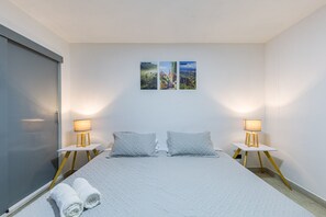 2 bedrooms, in-room safe, desk, iron/ironing board