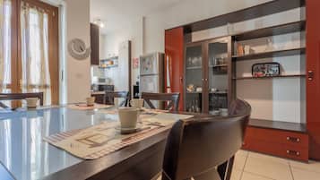 Departamento | Cocina privada | Refrigerador con congelador, horno y parrilla de estufa