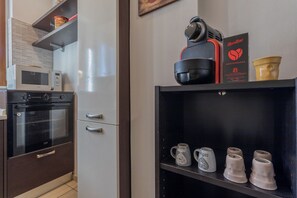 Appartement | Privékeuken | Een koelkast/vriezer, een oven, een kookplaat, een espressoapparaat