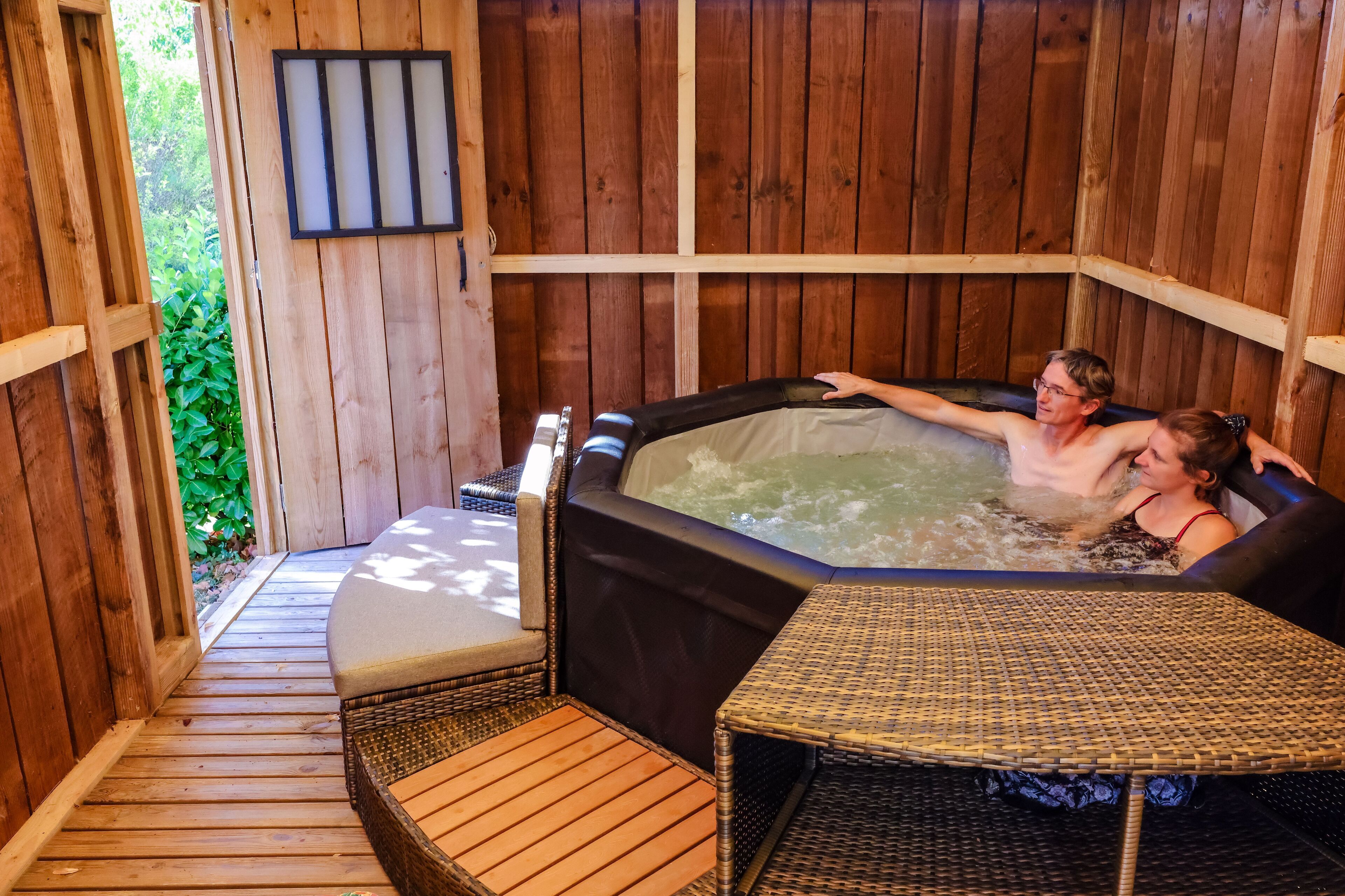 Deluxe Mobile Home | Deep soaking bathtub