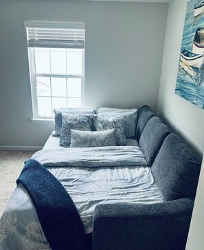 4 bedrooms, iron/ironing board, WiFi, bed sheets - Luxury 4BR Mediterranean Retreat. Backyard w/ Fire Pit. 4 Mins to the lake Beach (Lake Geneva)