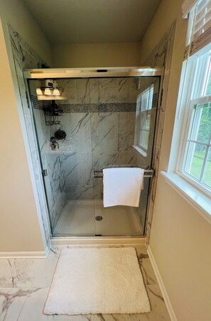 Hair dryer, towels, soap, shampoo - Luxury 4BR Mediterranean Retreat. Backyard w/ Fire Pit. 4 Mins to the lake Beach (Lake Geneva)