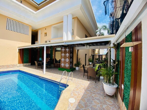 Outdoor pool - Presken Oniru (Lagos)