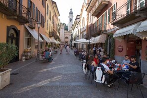 Outdoor dining - FABULOUSLY LOCATED WITH VIEWS OF LAKE COMO WITH A HEATED POOL (Menaggio)