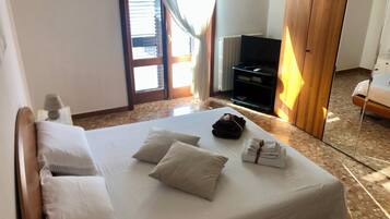 2 chambres, bureau, fer et planche Ă repasser, lit parapluie