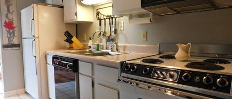 Frigorifero, microonde, piano cottura, macchina per tè/caffè