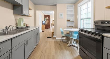 Carriage Cottage- in the Heart of Everything Delaware
