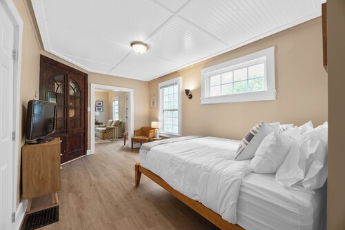 Carriage Cottage-  in the Heart of Everything Delaware