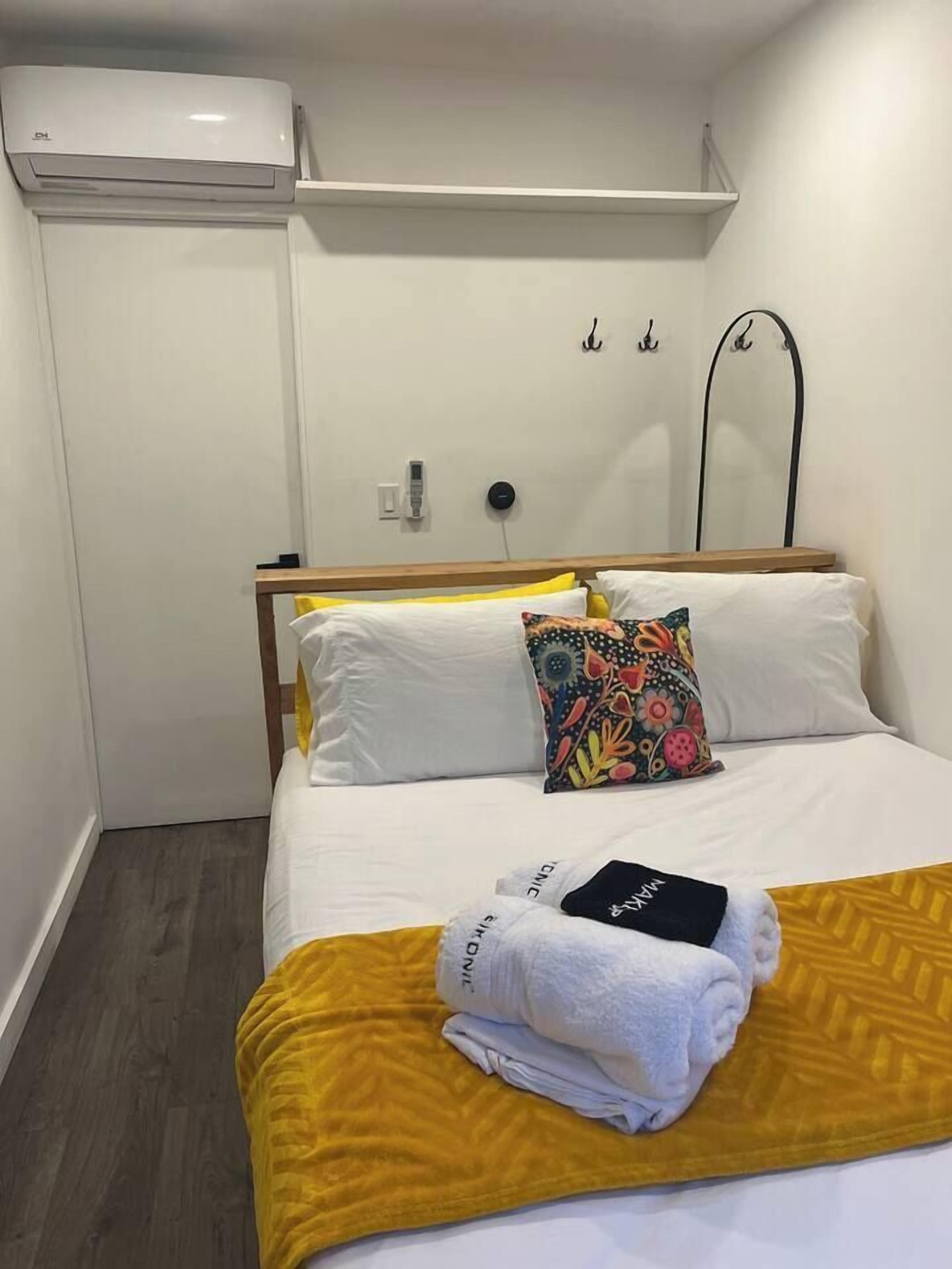 3 habitaciones, tabla de planchar con plancha, wifi y ropa de cama 