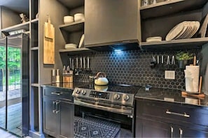 Geladeira, micro-ondas, fogão, cooktop